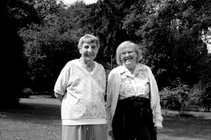 Cécile DeWitt-Morette et Yvonne Choquet-Bruhat, IHES (2006)