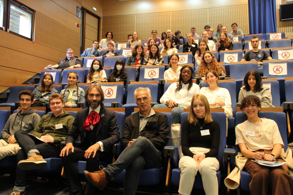 Cédric Villani, Fields Medalist in 2010, next to Emmanuel Ullmo, Director of IHES, surrounded by high school students