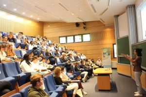 Blandine Galiay dans l’amphithéâtre du centre de conférences Marilyn et James Simons de l’IHES