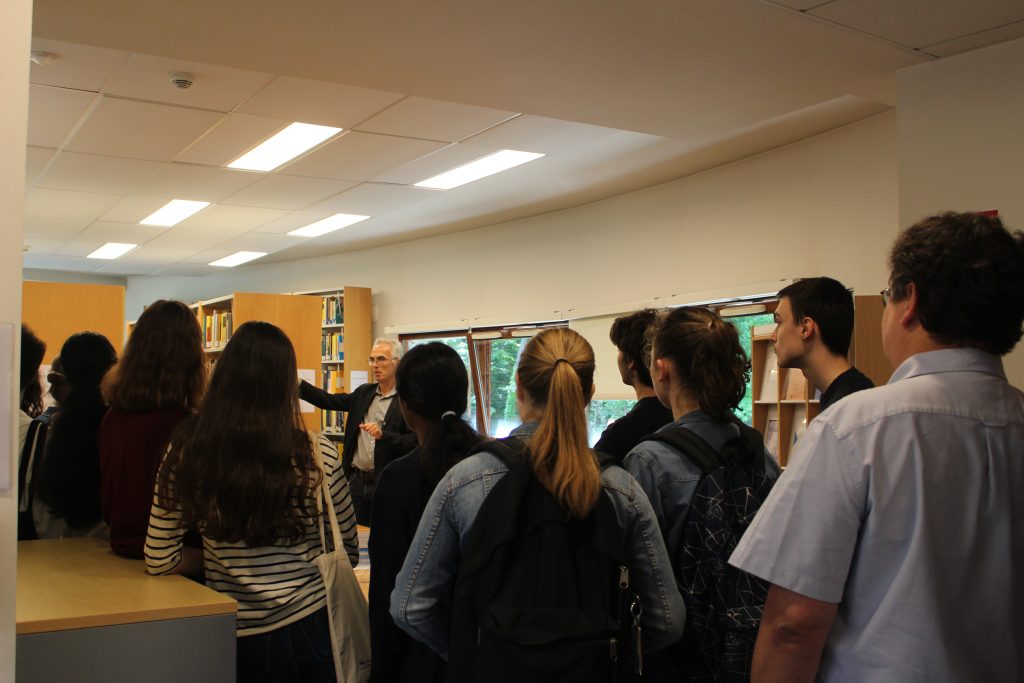 Emmanuel Ullmo, Director of IHES presents the N. H. Kuiper Library to high schoolers