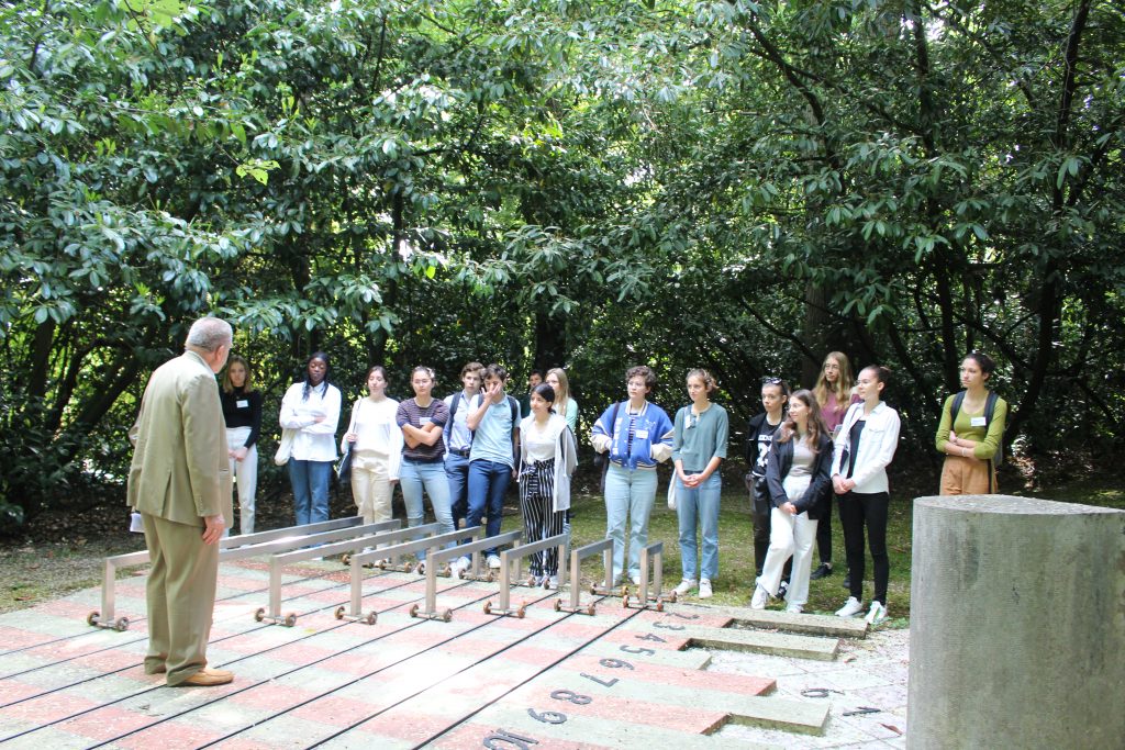 Jean-Pierre Bourguignon, former Director of IHES, presents the sculpture « Skolem, choc de blocs & chiffres au vent » by Jessica Stockholder