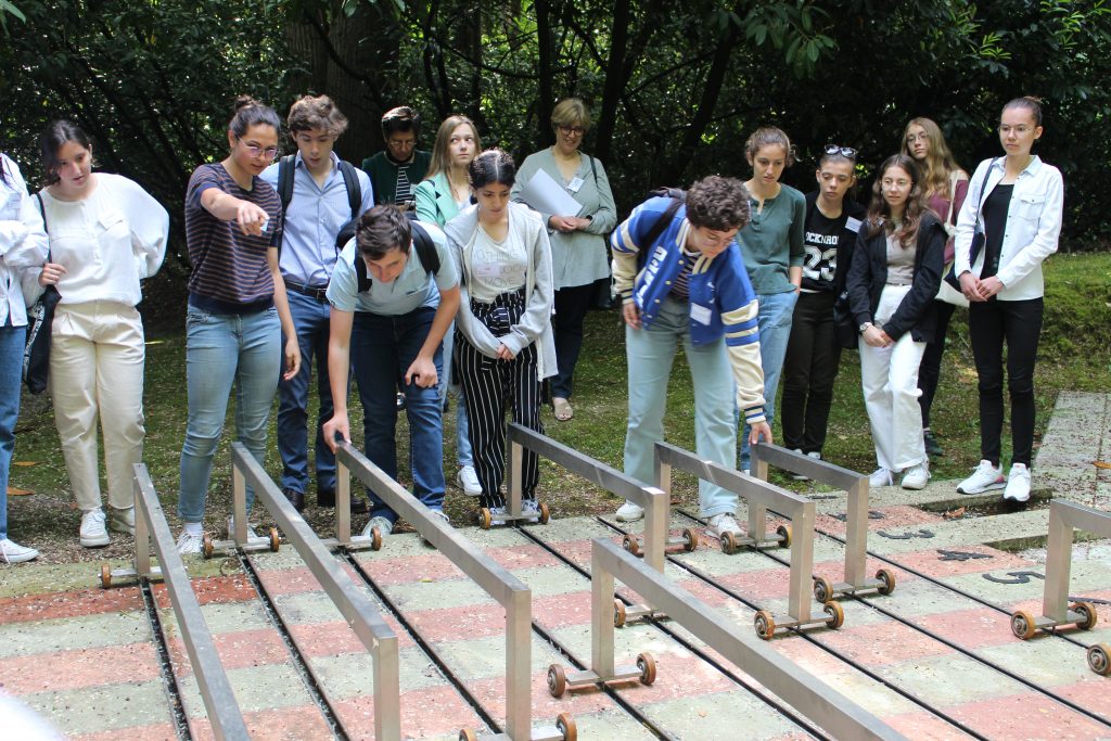 High school students from the Académie de Versailles take part in the game in front of the sculpture « Skolem, choc de blocs & chiffres au vent »